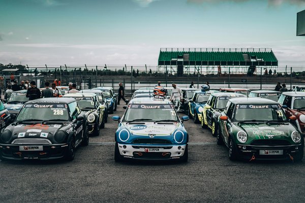 How can you optimize the gearbox settings in a UK touring car for smoother transitions?